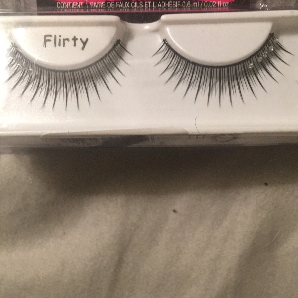 Eyelashes with stones